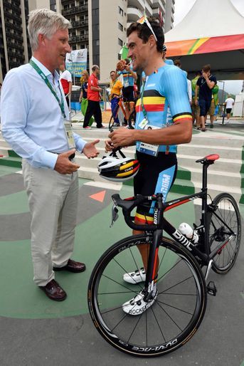 Le roi Philippe de Belgique avec le champion olympique Greg Van Avermaet aux JO de Rio, le 6 août 2016