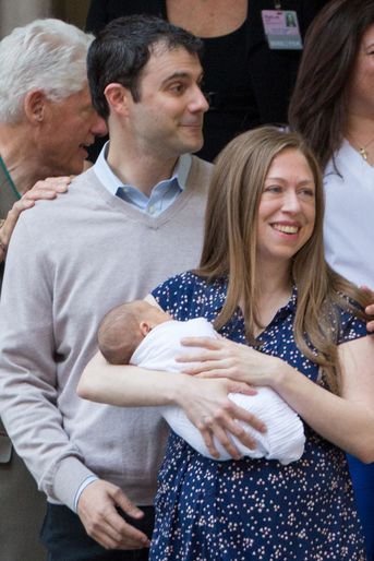 Chelsea et Marc avec le petit Aidan, à la sortie de la maternité, le 20 juin 2016.