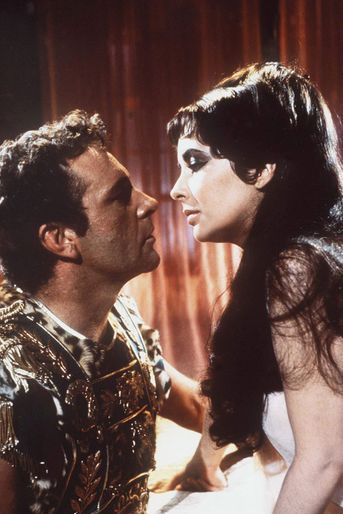 Elizabeth Taylor et Richard Burton dans le film &quot;Cléopâtre&quot; de Joseph L. Mankiewicz sorti en 1963