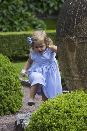 La petite Leonore préfère s'amuser dans les jardins de Solliden