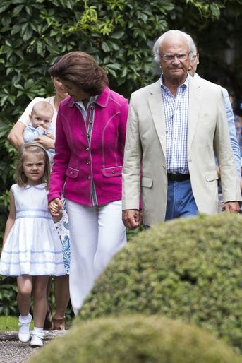 La reine Silvia et le roi Carl XVI Gustaf mènent la famille royale pour la photo d'été
