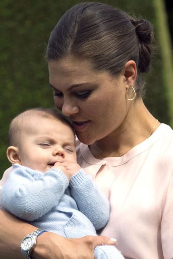 Le petit Oscar dans les bras de sa maman, Victoria, la princesse héritière de Suède