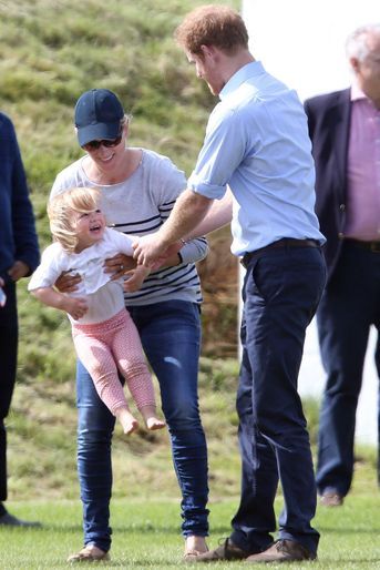 Le prince Harry avec Zara Phillips et sa fille Mia Tindall à Tetbury, le 18 juin 2016