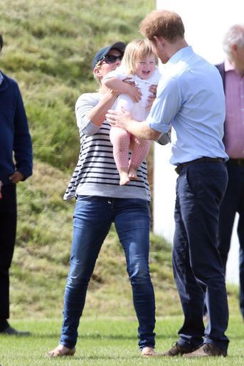 Le prince Harry avec Zara Phillips et sa fille Mia Tindall à Tetbury, le 18 juin 2016