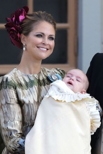 Le prince Nicolas de Suède avec sa maman la princesse Madeleine à son baptême à Stockholm, le 11 octobre 2015