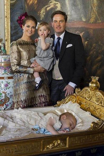 Le prince Nicolas de Suède avec ses parents et sa soeur la princesse Leonore le jour de son baptême, le 11 octobre 2015
