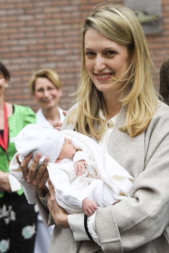 Anna Astrid, la fille du prince Amedeo de Begique, avec sa mère Elisabetta à Bruxelles, le 20 mai 2016
