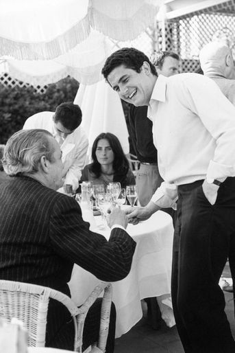 Claude Lelouch avec Marcel Pagnol à la terrasse d'un restaurant, mai 1966