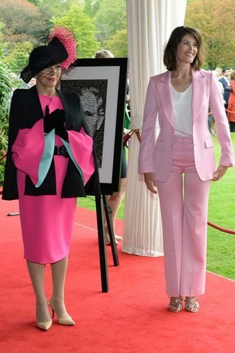 Joan Collins et Gemma Arterton à Buckingham Palace à Londres, le 17 mai 2016