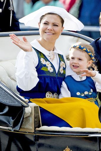 La princesse Victoria de Suède avec la princesse Estelle à Stockholm, le 6 juin 2016