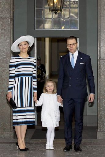 La princesse Victoria de Suède avec le prince consort Daniel et la princesse Estelle à Stockholm, le 30 avril 2016