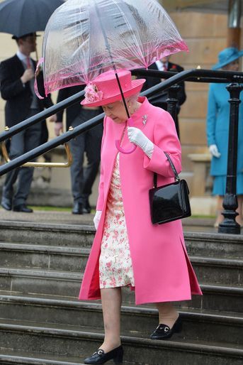 La reine Elizabeth II dans les jardins de Buckingham Palace, le 10 mai 2016