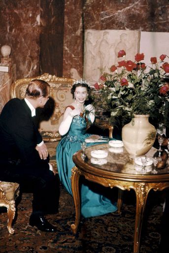 La reine Elizabeth II et le prince Philip bavardent en amoureux dans un coin tranquille, lors de la réception au musée du Louvre en l'honneur de S...