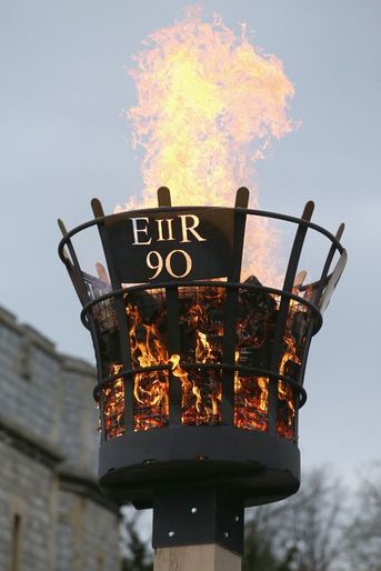 La torche allumée par la reine Elizabeth II à Windsor, le 21 avril 2016