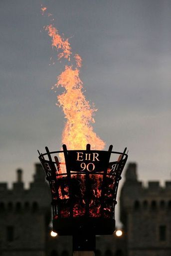La torche allumée par la reine Elizabeth II à Windsor, le 21 avril 2016