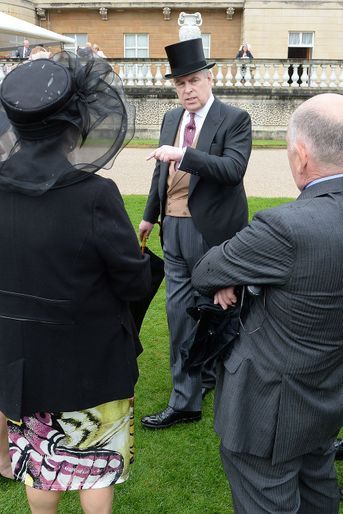 Le prince Andrew dans les jardins de Buckingham Palace, le 10 mai 2016