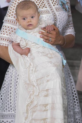 Le prince Oscar dans la robe de baptême de la famille royale de Suède à Stockholm, le 27 mai 2016