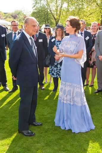 Le prince Philip avec l&#039;actrice Anna Friel à Buckingham Palace à Londres, le 16 mai 2016