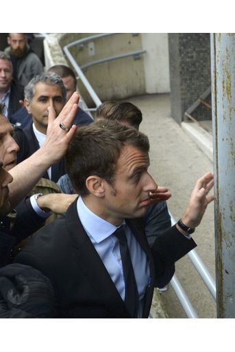 A Montreuil, Macron accueilli par des jets d'oeufs