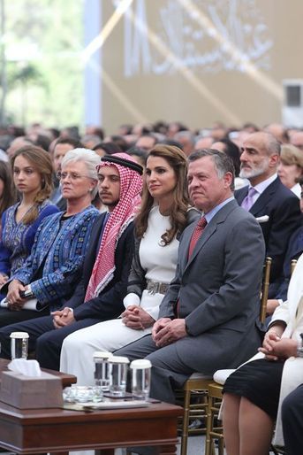 En bleu, à gauche de la princesse Iman, Muna al-Hussein, la mère du roi.