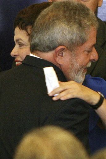 Etreinte entre Dilma Rousseff et Lula au lancement du programme national pour les droits humains à Brasilia, en décembre 2009.