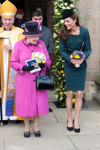 Kate complice avec la reine Elizabeth II à Leicester, le 8 mars 2012