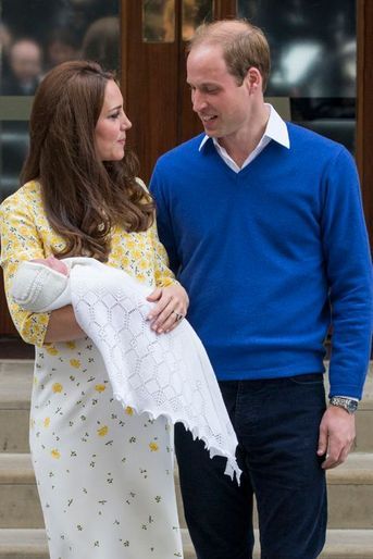 Kate et William avec leur fille Charlotte à Londres, le 2 mai 2015