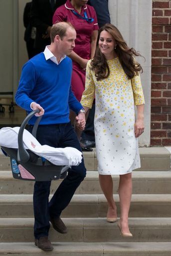 Kate et William avec leur fille Charlotte à Londres, le 2 mai 2015