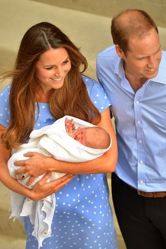 Kate et William avec leur fils George à Londres, le 23 juillet 2013