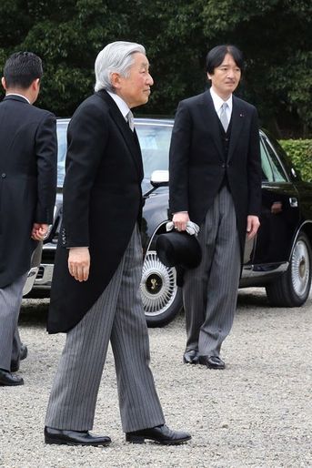 L&#039;empereur Akihito et le prince Akishino du Japon à Kashihara, le 3 avril 2016