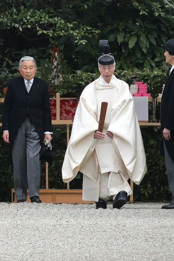 L&#039;empereur Akihito et le prince Akishino du Japon à Kashihara, le 3 avril 2016