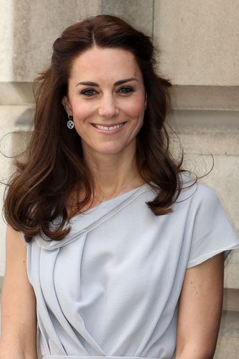 La duchesse de Cambridge, née Kate Middleton, a inauguré ce mercredi 4 mai une aire de jeux pour enfants dans les jardins du château d’Hampton Court, avant de se rendre à une réception<br />
 pour le déjeuner au centre Anna Freud à Londres.