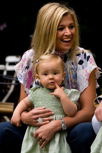 La princesse Ariane des Pays-Bas avec sa mère Maxima, le 11 juillet 2008