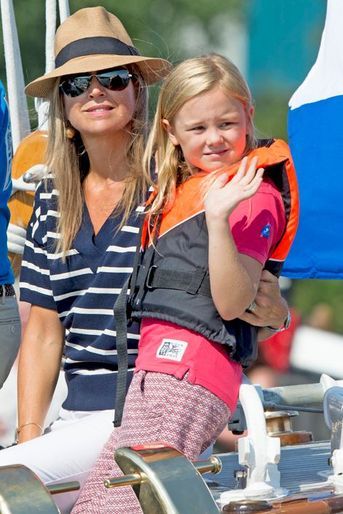 La princesse Ariane des Pays-Bas avec sa mère Maxima, le 22 août 2015