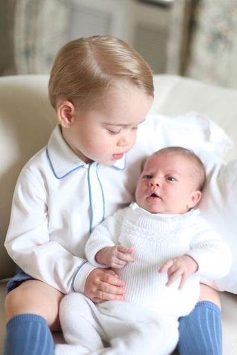 La princesse Charlotte avec son frère le prince George, photo prise par leur maman Kate et diffusée pour ses 1 mois