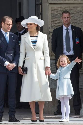 La princesse Estelle de Suède avec la princesse Victoria et le prince Daniel à Stockholm, le 30 avril 2016