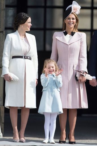 La princesse Estelle de Suède avec les princesses Sofia et Madeleine à Stockholm, le 30 avril 2016