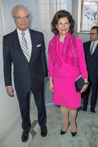 La reine Silvia et le roi Carl XVI Gustaf de Suède au Théâtre royal dramatique à Stockholm, le 25 avril 2016