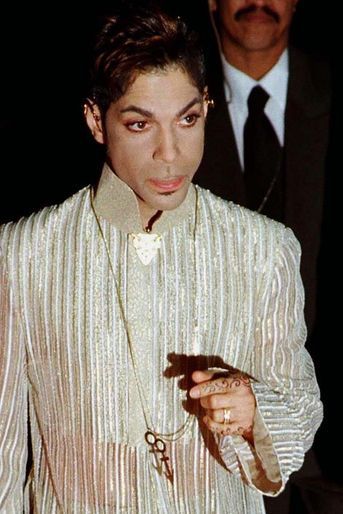 Le chanteur Prince arrive aux Essence Awards, en avril 1997.