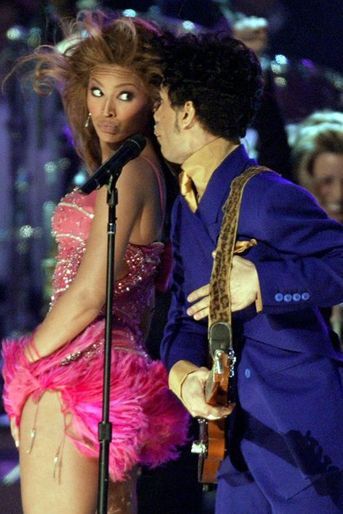Le chanteur Prince chante en duo avec Beyoncé aux Grammy Awards, en février 2004.