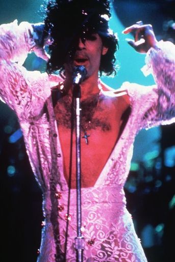 Le chanteur Prince sur scène à Paris, en février 1985.