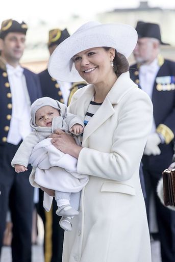 Le prince Oscar dans les bras de sa maman la princesse Victoria de Suède à Stockholm, le 30 avril 2016
