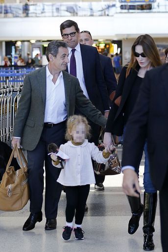 Nicolas Sarkozy avec son épouse Carla Bruni et Giulia, à l'aéroport de Los Angeles, le 16 avril 2016.