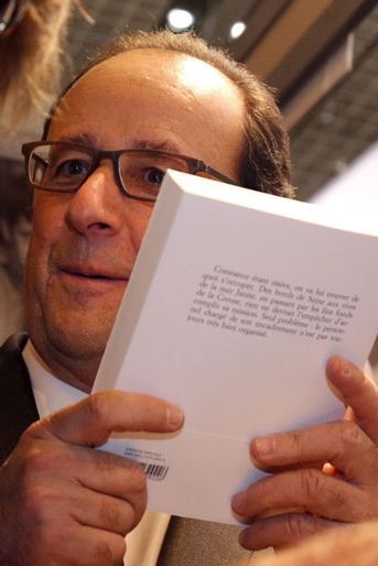François Hollande au Salon du livre de Paris, le 17 mars 2016