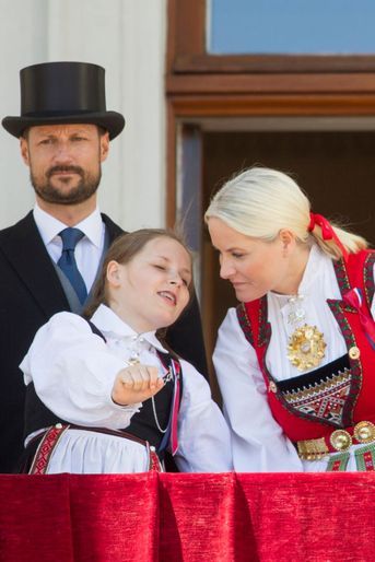 La princesse Mette-Marit et le prince Haakon de Norvège avec leur fille Ingrid Alexandra à Oslo, le 17 mai 2016