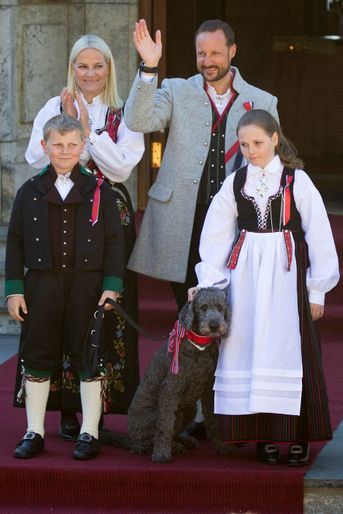La princesse Mette-Marit et le prince Haakon de Norvège avec leurs enfants à Skaugum, le 17 mai 2016