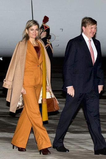La reine Maxima des Pays-Bas, avec le roi Willem-Alexander, à l'aéroport de Villacoublay, le 9 mars 2016