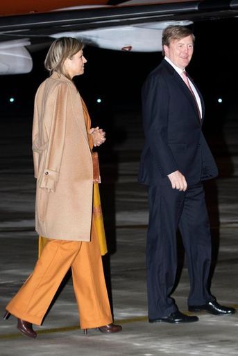 La reine Maxima des Pays-Bas, avec le roi Willem-Alexander, à l&#039;aéroport de Villacoublay, le 9 mars 2016