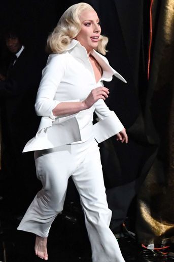 Lady Gaga avant d'interprèter le titre "Till it Happens to You", dédié aux victimes d'abus sexuels