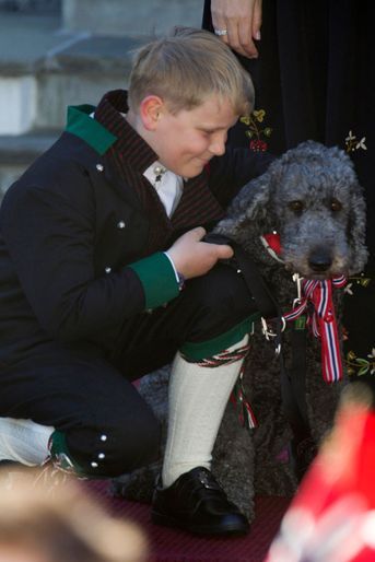 Le prince Sverre Magnus de Norvège avec son chien Milly Kakao à Skaugum, le 17 mai 2016